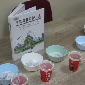 Książka Ekonomia oraz kubeczki i miseczki z elementami gry