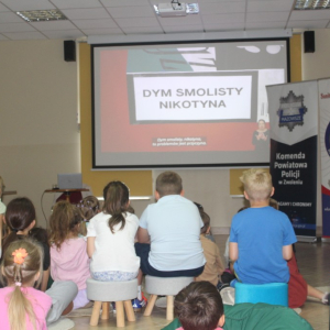 Dzieci oglądają film profilaktyczny