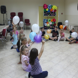 Dzieci bawią się balonami