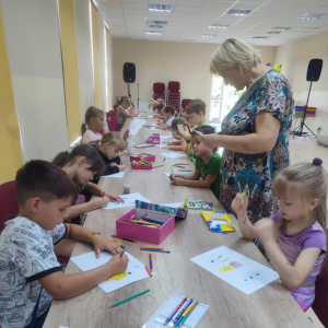 Dzieci rysują rakiety.