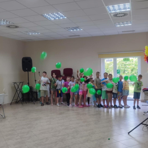 Dzieci wypuszczają rakiety przymocowane do balonów.