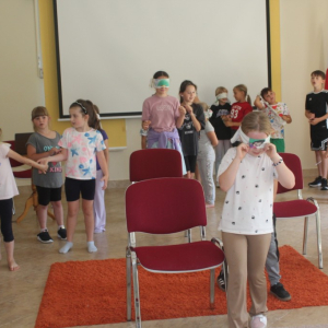 Dzieci w trakcie zabawy"Głuchy mózg"