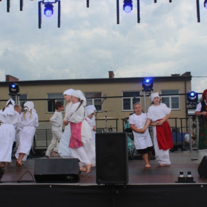 Dzieci tańczą na scenie