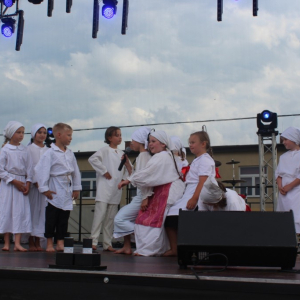Grupa dzieci na scenie