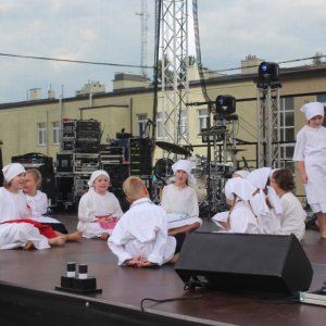 Dzieci na scenie bawią się