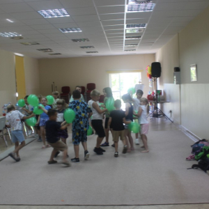Grupa dzieci toczy walkę balonami