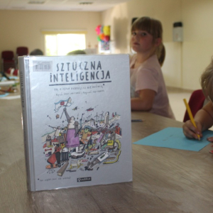 Książka Sztuczna inteligencja stoi na stole