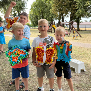 Czterech chłopców trzyma w ręku swoje prace - kolorowe motyle