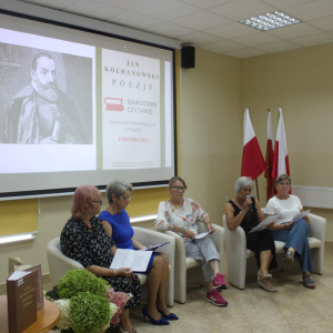 Panie z KGW Rudki, czytaja poezję J. Kochanowskiego