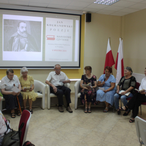 Członkowie DKK Grabów nad Wisłą, czytaja poezję J. Kochanowskiego.