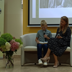 Mama z synem czyta psalm Jana Kochanowskiego