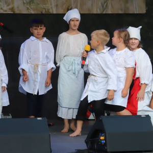 Na scenie dziecięca grupa taneczna "Przyłęczaki"