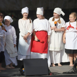 Na scenie dziecięca grupa taneczna "Przyłęczaki"