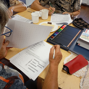 Kobieta czyta treść ćwiczenia