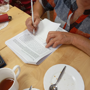 Dłonie kobiety i kartka z ćwiczeniami