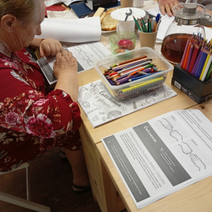 Seniorka poprzez ruchy dłoni ćwiczy koncentrację