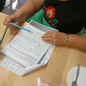 Dłonie kobiety nad kartką z zadaniami