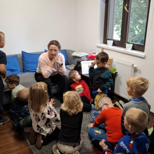 Bibliotekarka rozmawia z dziećmi.