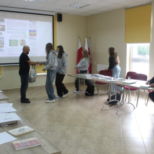 Prowadzący wręcza upominki zwycięzcom