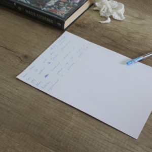 Kartka z notatką na stole
