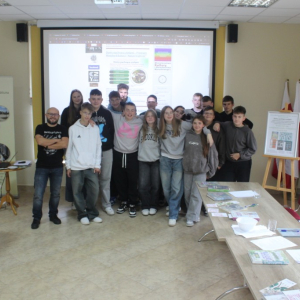 Uczestnicy z prowadzącym pozują do zdjęcia