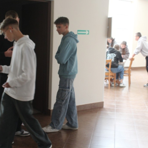 Trzej młodzi chłopcy na holu