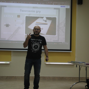 Prowadzący przed rozwiniętym ekranem