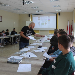 Prowadzący rozdaje materiały