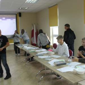 Młodzież wstaje od stołów