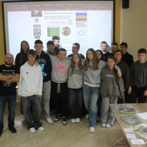 Uczestnicy z prowadzącym warsztaty pozują do zdjęcia