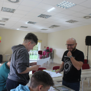 Uśmiechniy prowadzący przed chłopcem