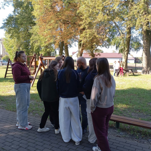 Prowadzący rozmawia grupa młodzieży