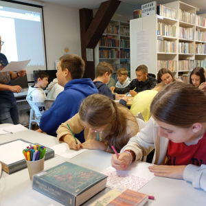 Prowadzący czyta grupie pomysł jednego z uczestników.