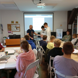 Prowadzący nagradza dwóch chłopców za udział w grze.