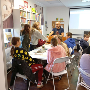 Prowadzący nagradza dwie dziewczyny za udział w grze.