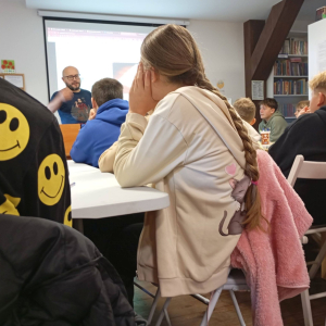 Młodzież słucha prowadzącego.