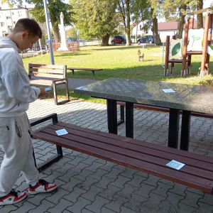 Chłopiec skanuje kod QR