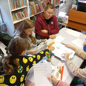 Grupa dziewcząt pracuje nad projektem gry.