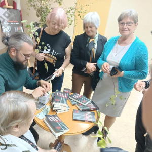 Czytelniczki czekaja na autograf .