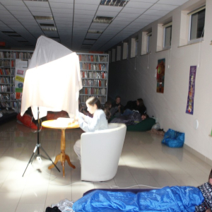 Chłopiec leży na materacu w śpiworze