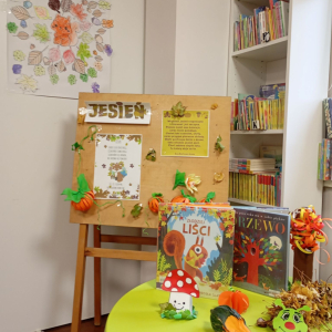 Wystawa w bibliotece - książki i jesienne dekoracje 
