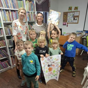 Zdjęcie grupowe dzieci i opiekunów po spotkaniu Klubu Małego Czytelnika