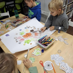 Dzieci z Klubu Małego Czytelnika tworzą jesienną mandalę