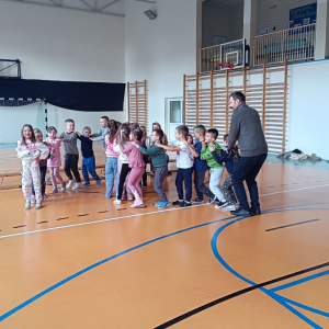 Zabawa w "Gąsiennice"