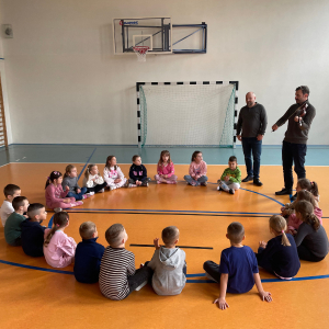 Dzieci przysłuchują się graniu .