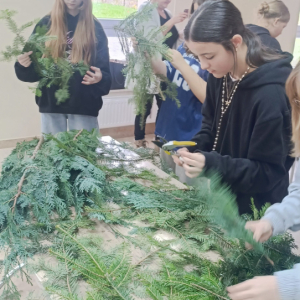 Kobieta układa koronę nagrobna