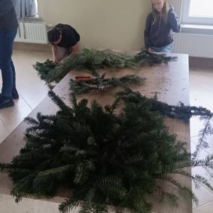 Korona z igliwia leży na stole