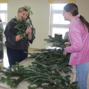 Dwie dziewczyny pracują nad wieńcem