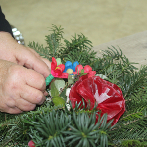 Ręce przymocowujące kawiaty z bibuły