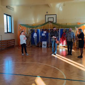 Pani dyrektor szkoły , wita gości.